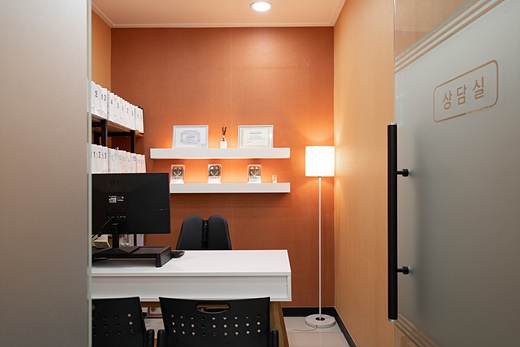 운정부부한의원-상담실.jpg